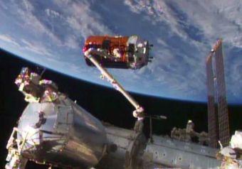Il cargo giapponese HTV-5 con a bordo l'ossservatorio CALET attracca sulla ISS (24 agosto 2015)