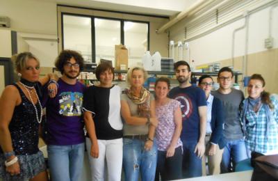 Maria Cristina Fossi col suo gruppo di lavoro Maria Cristina Fossi col suo gruppo di lavoro