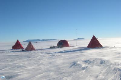 Campo remoto a Frontier Mountain. Foto di Luigi Folco Campo remoto a Frontier Mountain. Foto di Luigi Folco
