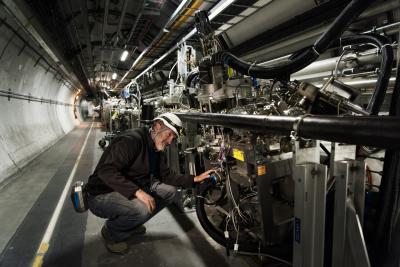 Nicola Turini, ricercatore del nostro dipartimento, impegnato sugli apparati dell'esperimento TOTEM Nicola Turini, ricercatore del nostro dipartimento, impegnato sugli apparati dell'esperimento TOTEM